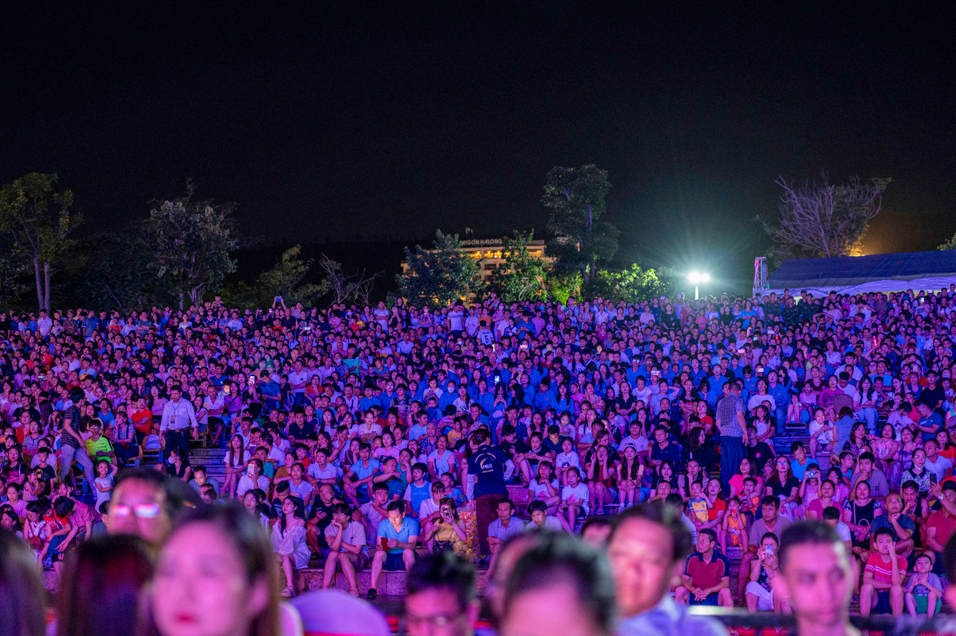 Hàng nghìn người dân, khán giả và khách du lịch đã đến Quảng trường Sun Carnival để theo dõi chương trình.