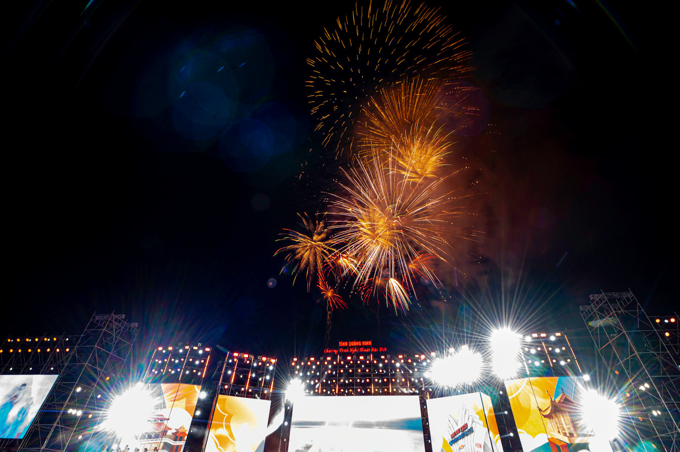 Kết thúc chương trình là màn pháo hoa tầm cao rực rỡ kéo dài 15 phút, mang đến những cảm xúc hân hoan và gửi gắm những kỳ vọng về một kỷ nguyên phát triển mới của tỉnh, của đất nước.