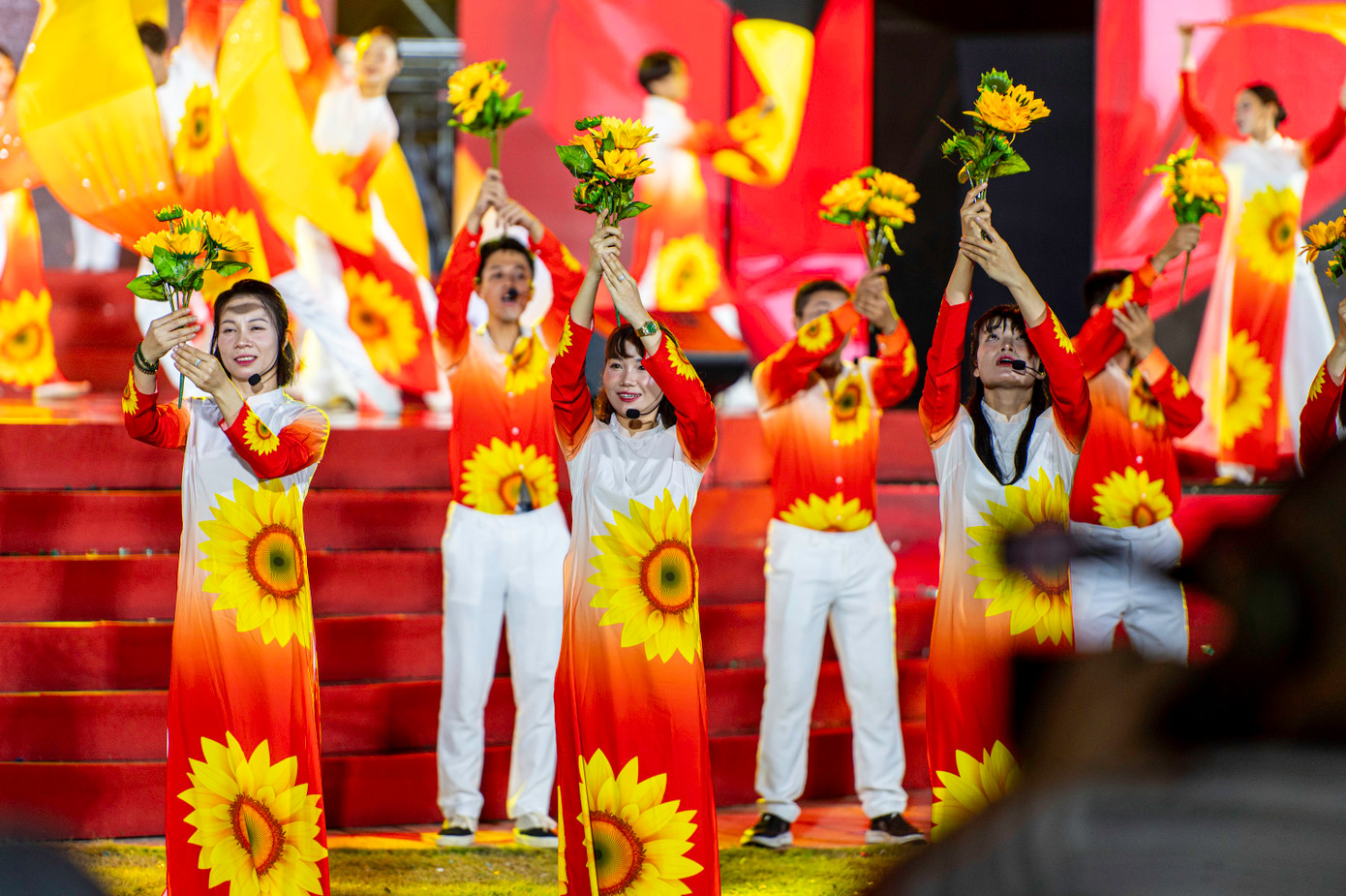 Chương trình đã mang đến một không gian nghệ thuật ấn tượng, tạo không khí phấn khởi chào mừng sự kiện chính trị lớn khi chính quyền địa phương 2 cấp chính thức đi vào hoạt động từ ngày 1/7, sẵn sàng cho một thời kỳ phát triển mới nhiều thách thức nhưng cũng đầy vinh quang đang chờ đón.