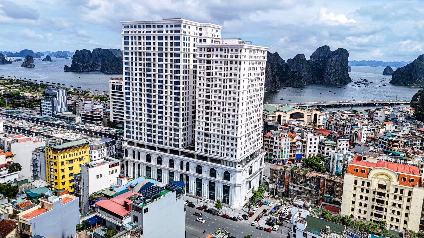 4 năm nay, hơn 200 hộ dân đang phải "sống chui" trong những căn hộ của mình do chủ đầu tư không thể ký hợp đồng bàn giao và cấp giấy chứng nhận sử dụng nhà. Ảnh: Hoàng Dương.