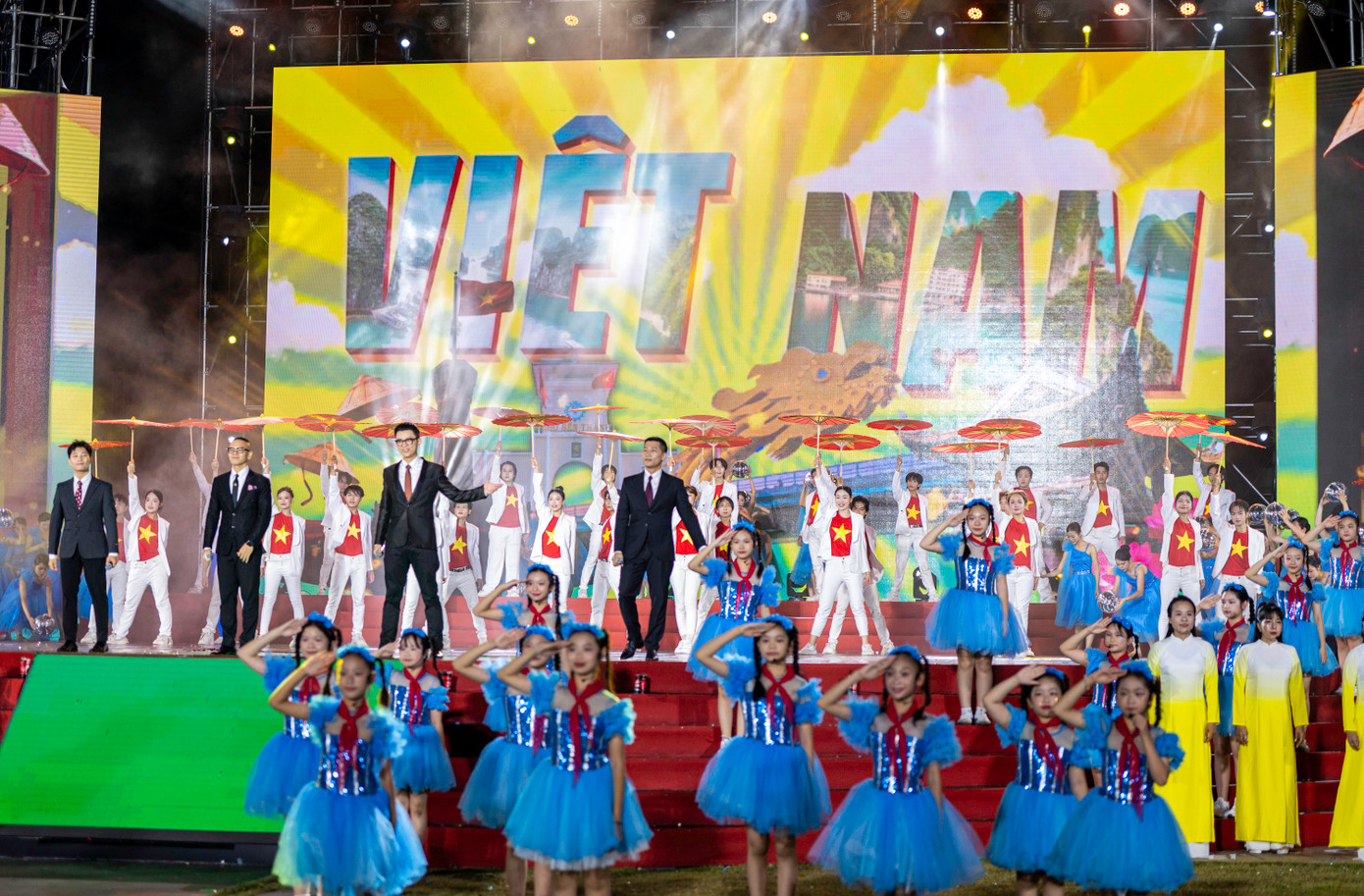 Trong thời lượng 90 phút, các nghệ sĩ, diễn viên đã mang tới 14 tiết mục nghệ thuật đặc sắc, hoành tráng, ca ngợi quê hương đất nước, vẻ đẹp văn hóa, con người và sự phát triển của tỉnh Quảng Ninh.