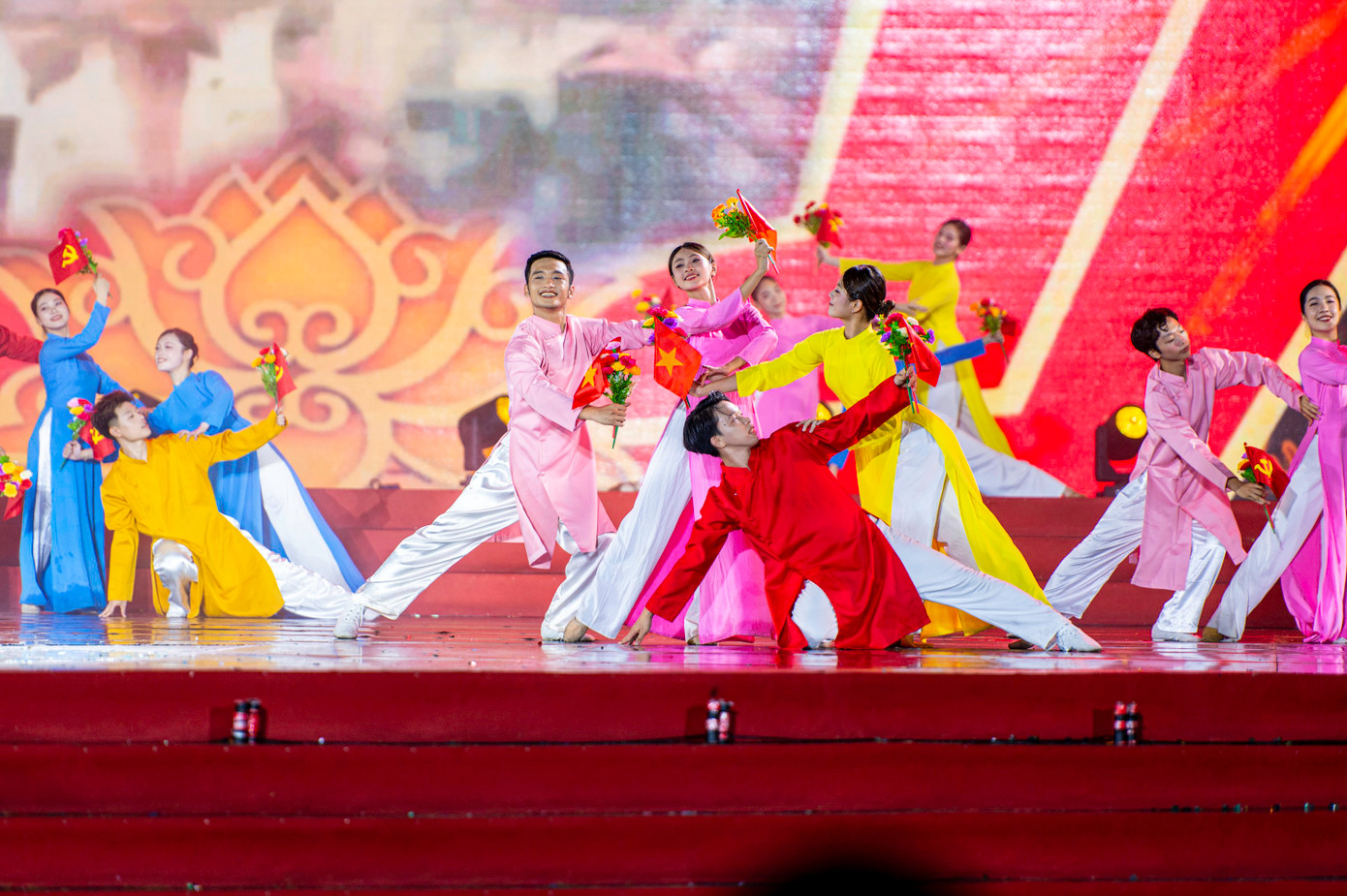 Bằng sân khấu hoành tráng, kết hợp âm thanh, ánh sáng và sự đầu tư bài bản cho các tiết mục đã mang đến cho người dân Quảng Ninh và khách du lịch món ăn tinh thần vào ngày đầu tiên Quảng Ninh thực hiện mô hình chính quyền hai cấp.