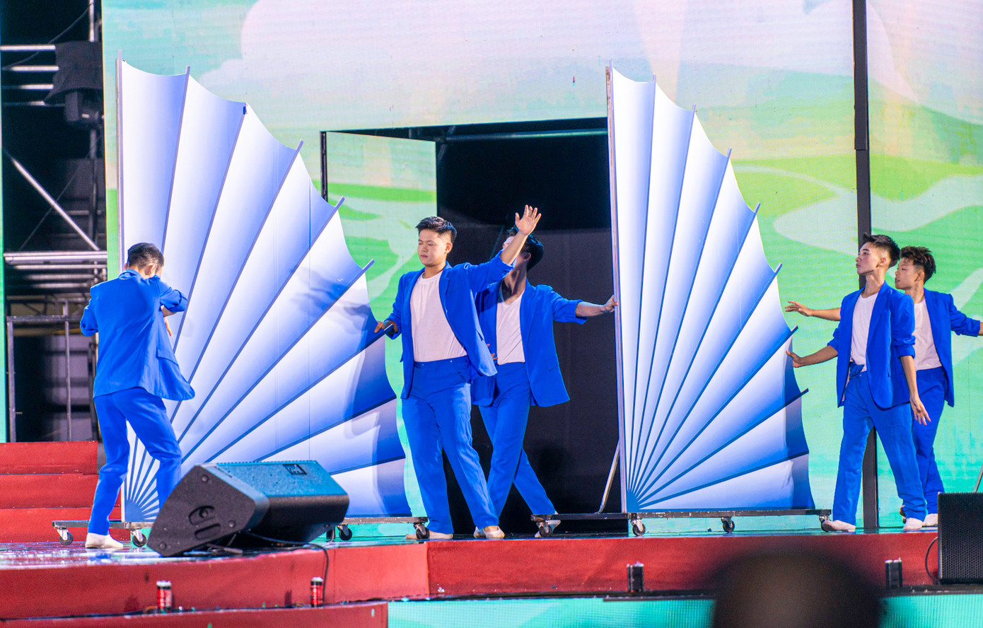 Bằng sân khấu hoành tráng, kết hợp âm thanh, ánh sáng và sự đầu tư bài bản cho các tiết mục đã mang đến cho người dân Quảng Ninh và khách du lịch món ăn tinh thần vào ngày đầu tiên Quảng Ninh thực hiện mô hình chính quyền hai cấp.