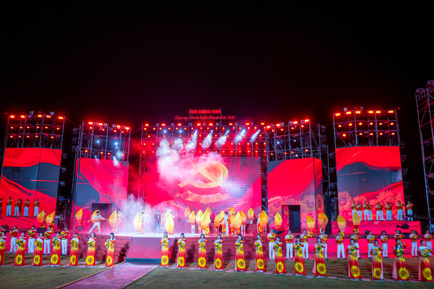 Chương trình nghệ thuật có sự tham gia của gần 500 nghệ sĩ, diễn viên, trong đó có nhiều ca sĩ, nghệ sĩ nổi tiếng của Quảng Ninh và Việt Nam: NSƯT Đăng Dương, NSƯT Hoàng Tùng, các ca sĩ Đông Hùng, Ngọc Anh, Đỗ Tố Hoa, Tuấn Anh, Tô Minh Thắng, Thu Thủy, Minh Quân, Minh Thúy, Ram C, nhóm Oplus….