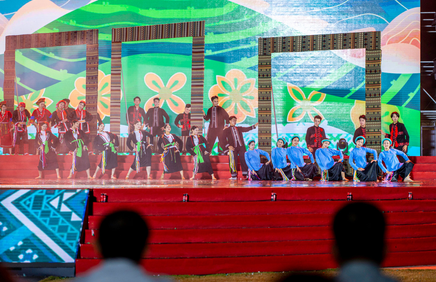 Sắc màu rực rỡ của các dân tộc Quảng Ninh được đưa lên sân khấu của chương trình nghệ thuật.