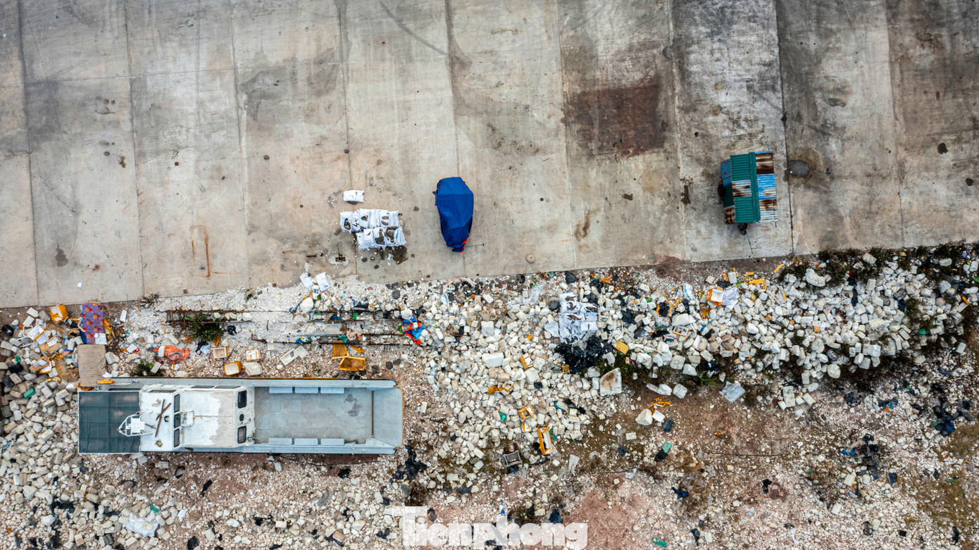 Ông Chu Minh Dũng - Giám đốc Trung tâm dịch vụ kỹ thuật nông nghiệp (Đơn vị quản lý cảng cá Cái Rồng), thừa nhận trước đây có tình trạng phao xốp tập kết số lượng lớn trên mặt cảng. Tuy nhiên, ông Dũng trao đổi phần đất đang tập kết phao xốp hiện tại đã được trả lại về Thị trấn Cái Rồng và phòng Tài Nguyên &amp; Môi trường (nay là phòng Nông nghiệp &amp; Môi trường) huyện quản lý việc xử lý toàn bộ số phao xốp trên.