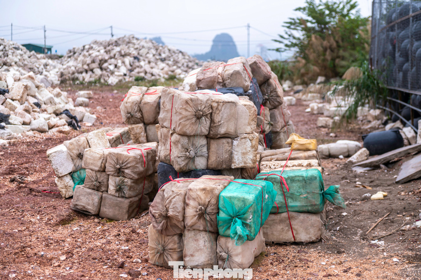 Dù được đưa lên bờ nhưng những khối rác thải từ việc nuôi trồng thủy sản này vẫn tiếp tục là mối đe dọa cho vùng biển và môi trường đất huyện Vân Đồn.