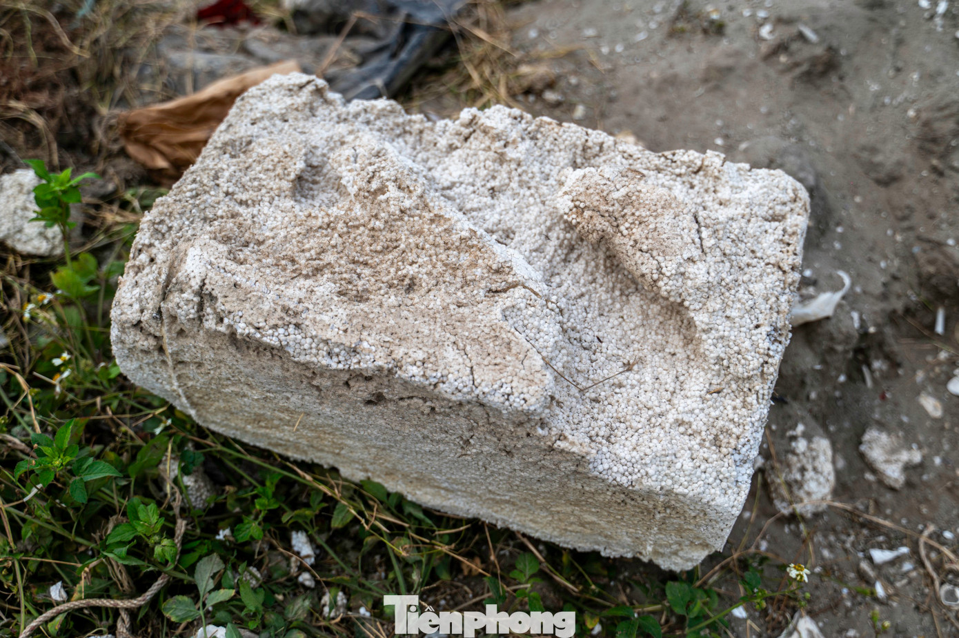 Tuy nhiên, đến thời điểm hiện tại lượng rác thải trên được chuyển đi xử lý khá ít do vướng mắc về phương tiện và kinh phí để vận chuyển, xử lý số phao xốp này.