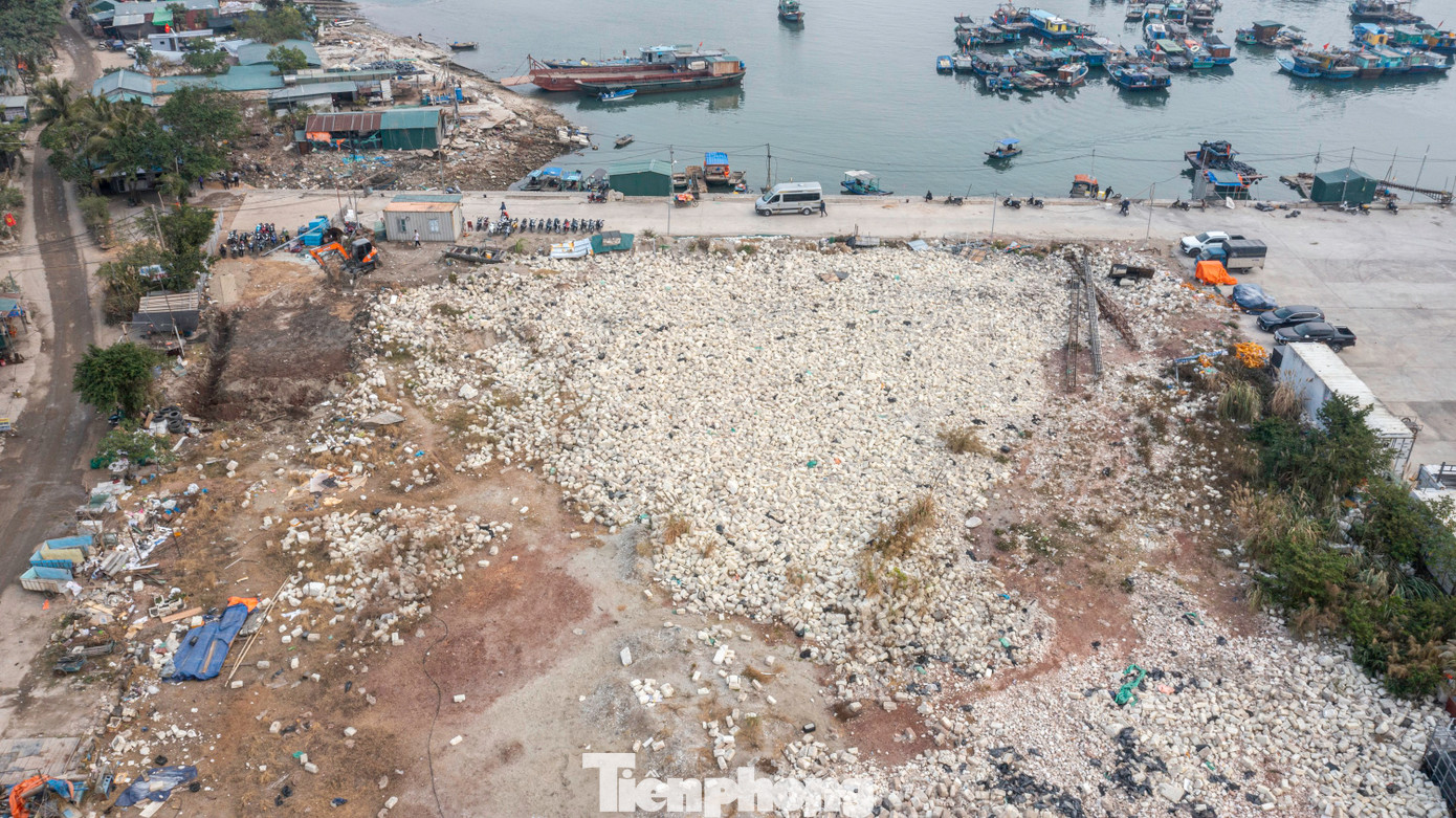 Có thời điểm, những đống phao xốp này chất cao như núi quây kín cả một góc cảng. Sau đó, một doanh nghiệp đã đến đặt vấn để đặt dây chuyền xử lý toàn bộ số phao xốp thành vật liệu và đưa đi chế biến tái sử dụng.