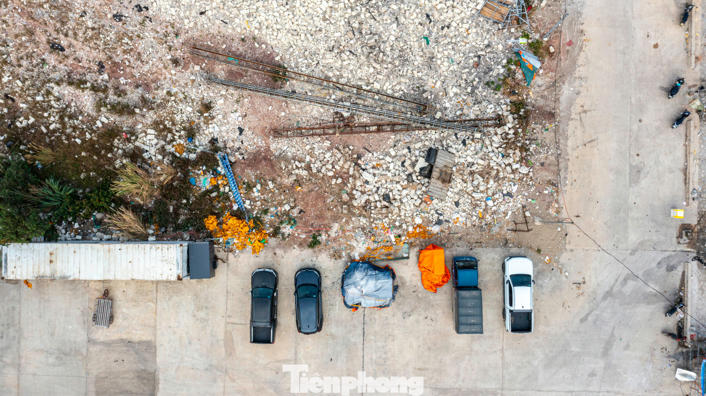 Đơn vị này cũng cam kết trong 3 tháng sẽ xử lý xong. Nhưng mới thực hiện được một thời gian nhưng không hiệu quả nên doanh nghiệp đã rút lui. Số phao xốp để phơi nắng mưa trên mặt cảng cả năm qua.