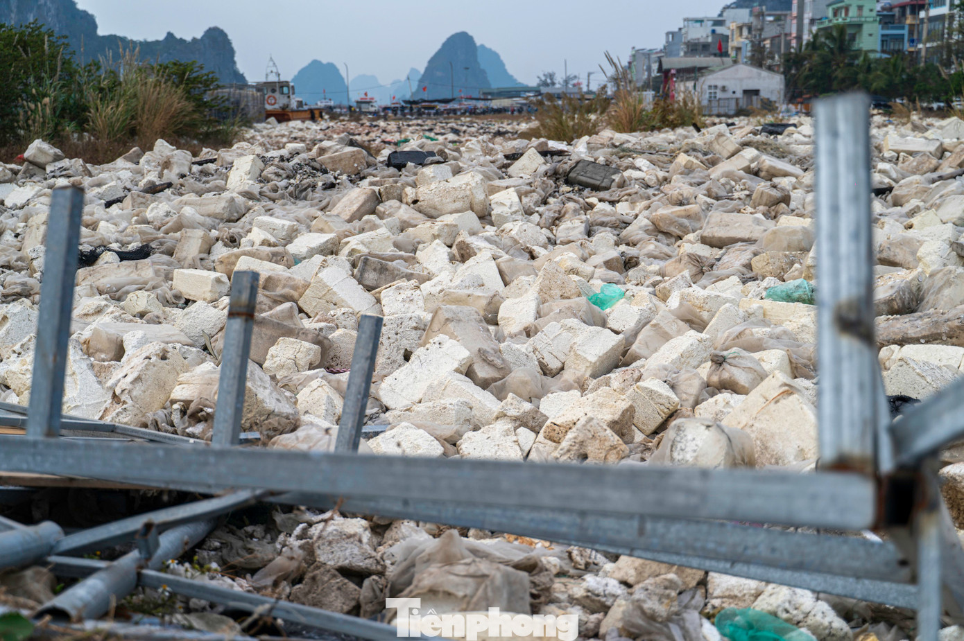 Số phao xốp tồn đọng từ việc thu hồi vật liệu nuôi trồng thủy sản chất đống trên bãi đất thuộc cảng Cái Rồng. Ảnh: Quốc Nam