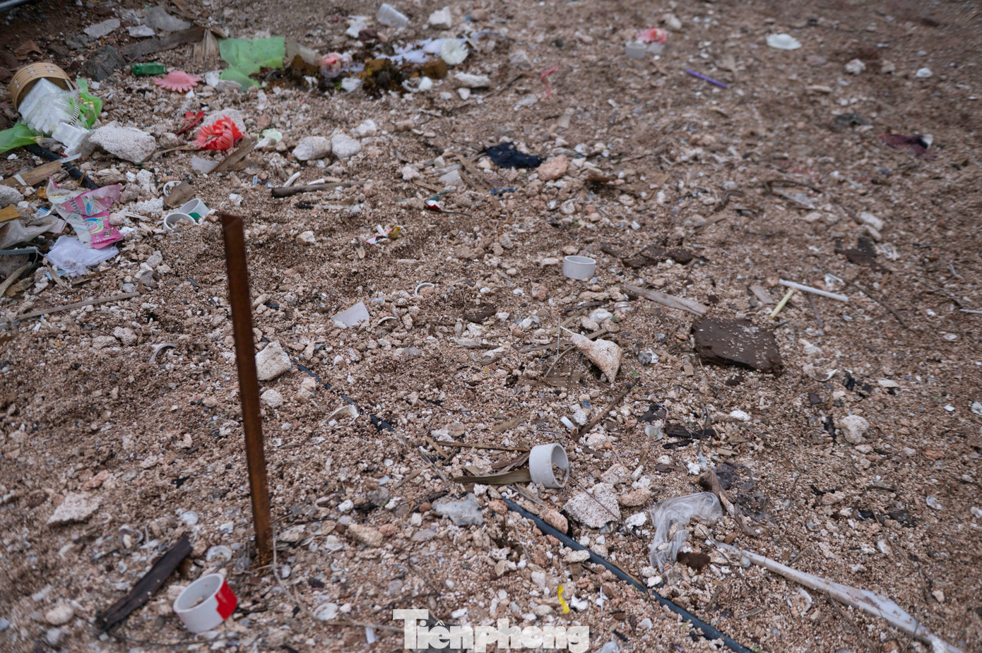 Sau thời gian dài phơi nắng mưa, những cục phao xốp bị phân rã thành từng mảnh nhỏ và trộn vào đất làm tăng nguy cơ ô nhiễm môi trường ở khu vực này. Ngoài ra, vào hôm trời gió, những hạt xốp nhỏ, nhẹ theo gió bay vào khu vực dân cư sống xung quanh.