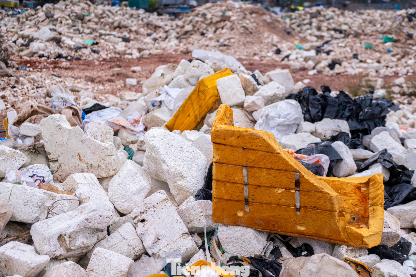 Theo người dân, đống phao xốp này là hệ quả của việc chính quyền ra quân xử lý người nuôi trồng thủy sản sử dụng phao xốp để làm bè, mảng. Người dân tự ý cắt bỏ và để những phao xốp này trôi dạt trên biển. Sau đó, chính quyền huyện đã phải tổ chức nhiều đợt trục vớt, thu gom về khu vực cảng cá huyện Vân Đồn để tránh làm ô nhiễm vùng biển vịnh Bái Tử Long. Tổng số phao xốp được tập kết về đây là khoảng 2,5 triệu quả.