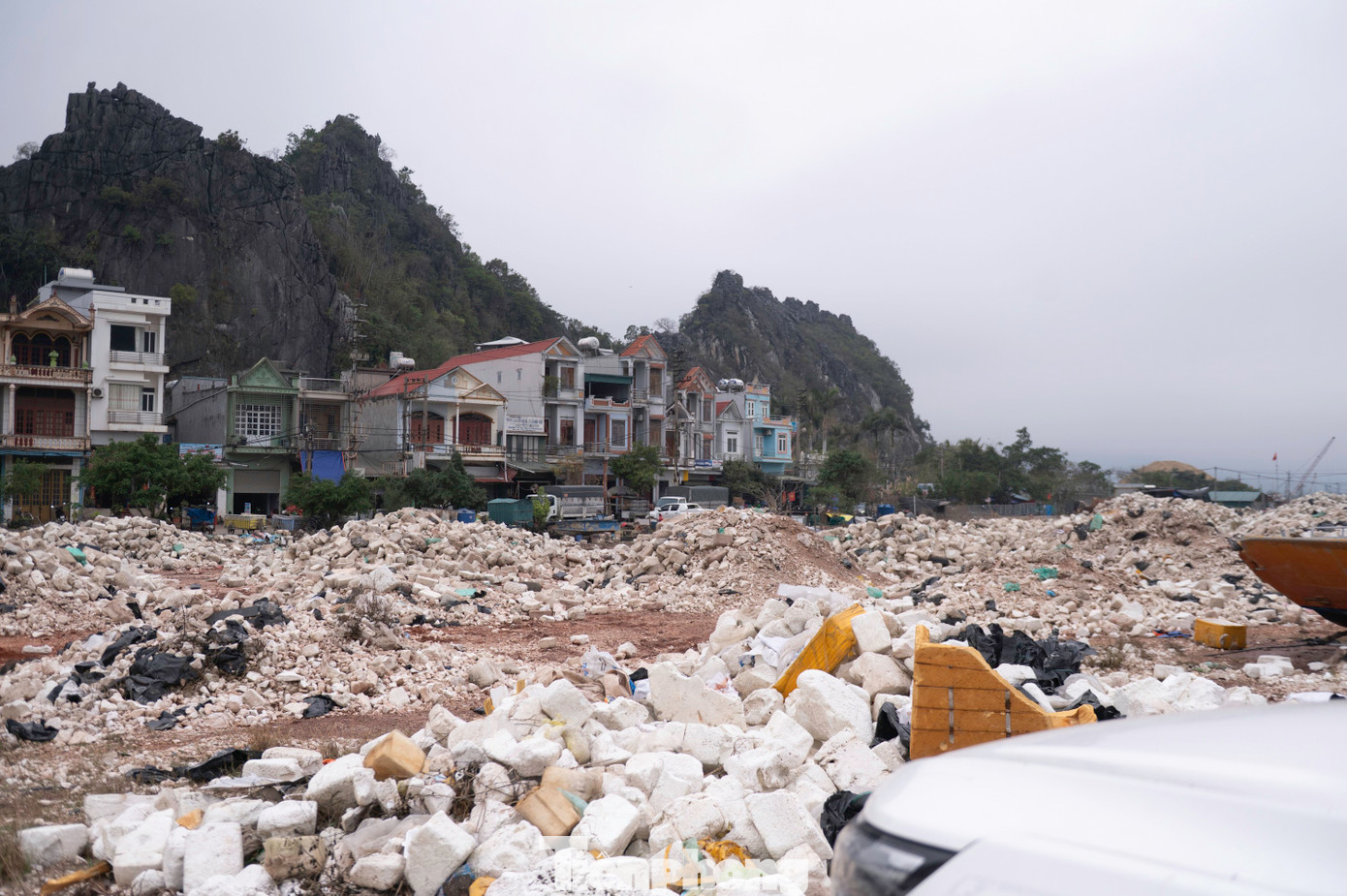 Ông Đào Văn Vũ - Phó chủ tịch UBND huyện Vân Đồn, thừa nhận người dân phản ánh phao xốp chất đống gây ô nhiễm môi trường và có kiến nghị từ cuối năm 2024. Huyện đã họp các đơn vị sau khi doanh nghiệp VietCycle rút về và đưa ra phương án sử dụng xe tải chở phao xốp đưa đi xử lý bằng phương pháp đốt.