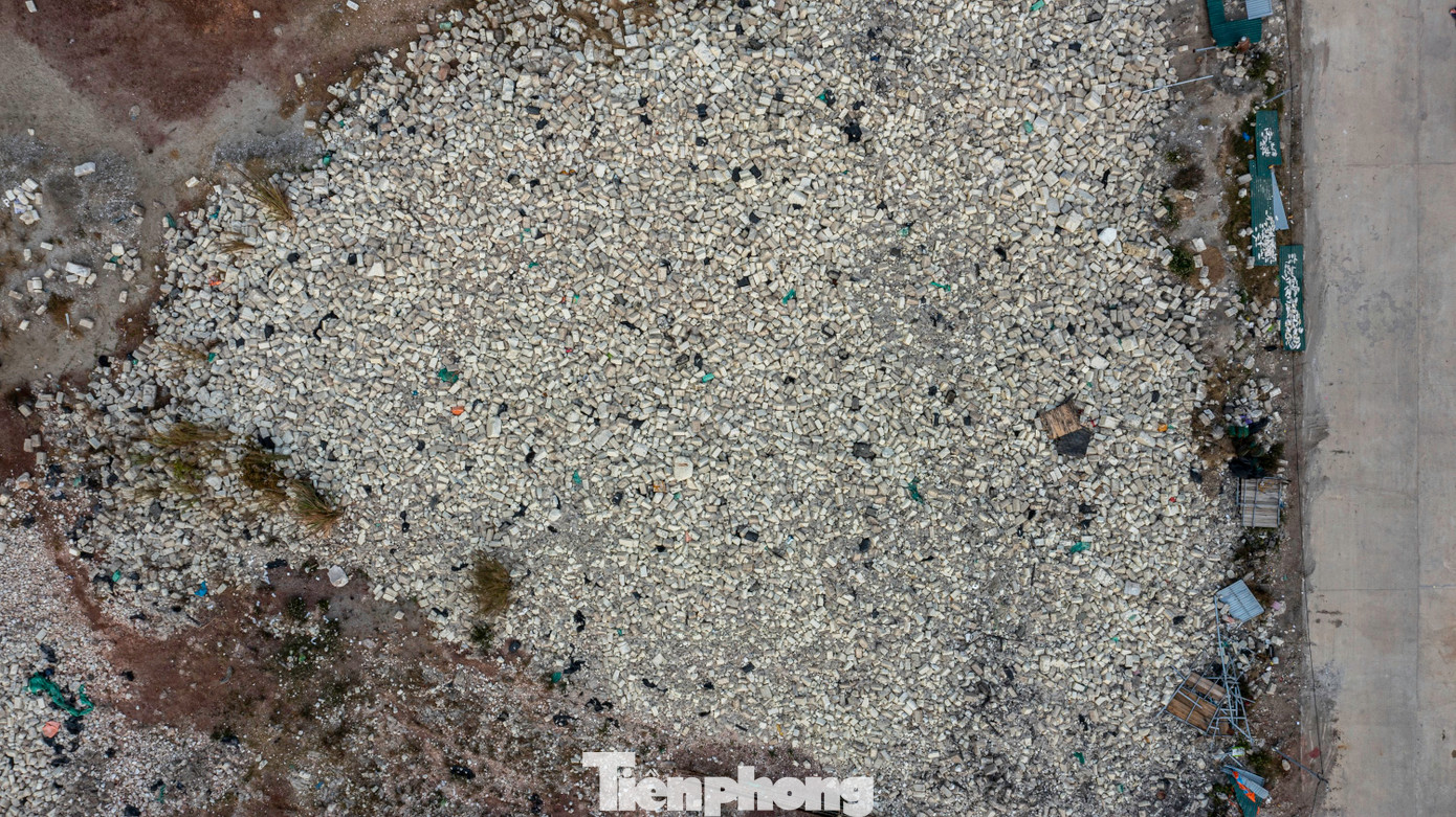 Nói về việc trước đây có một doanh nghiệp đã đến nhận xử lý số phao xốp này sau đó tạm ngừng, ông Dũng chia sẻ doanh nghiệp đã mang máy móc đến để xử lý nhưng do chi phí tái chế lớn cùng với việc máy móc của họ sau thời gian hoạt động bị hỏng nên họ đã rút toàn bộ về.