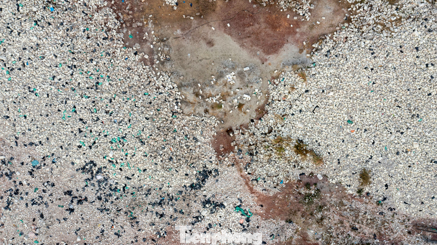 Có thời điểm, những đống phao xốp này chất cao như núi quây kín cả một góc cảng. Sau đó, một doanh nghiệp đã đến đặt vấn để đặt dây chuyền xử lý toàn bộ số phao xốp thành vật liệu và đưa đi chế biến tái sử dụng.