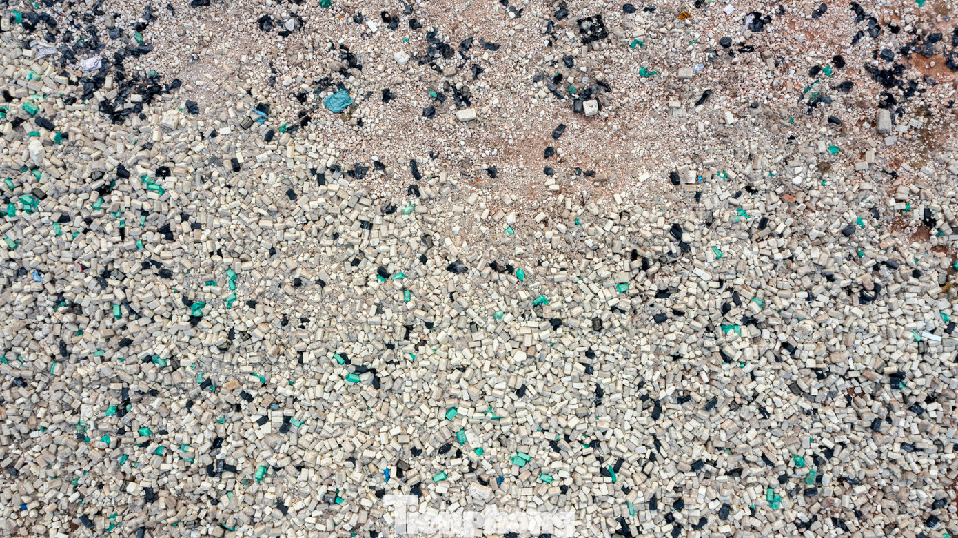 Có thời điểm, những đống phao xốp này chất cao như núi quây kín cả một góc cảng. Sau đó, một doanh nghiệp đã đến đặt vấn để đặt dây chuyền xử lý toàn bộ số phao xốp thành vật liệu và đưa đi chế biến tái sử dụng.