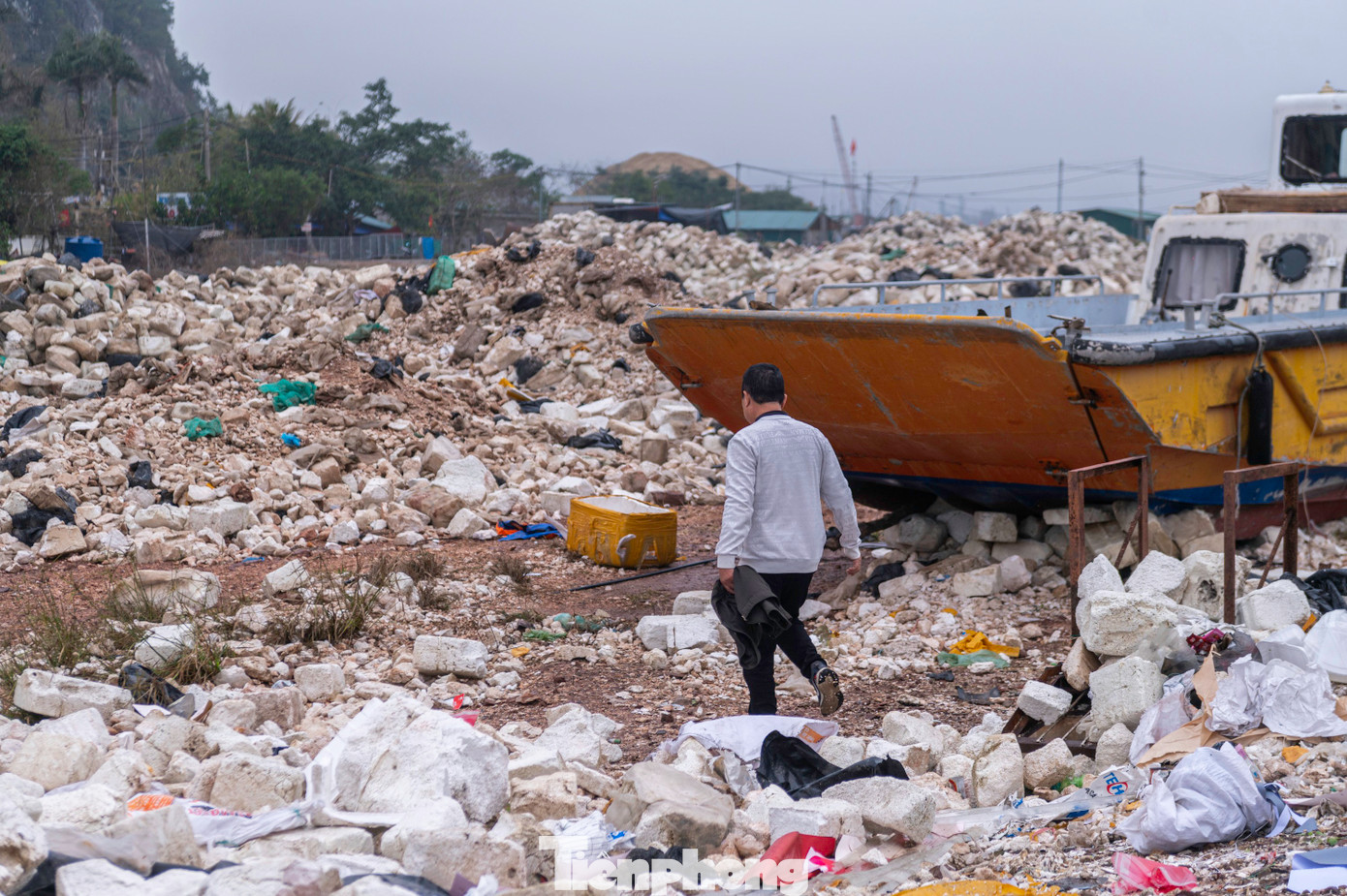 Sau thời gian dài phơi nắng mưa, những cục phao xốp bị phân rã thành từng mảnh nhỏ và trộn vào đất làm tăng nguy cơ ô nhiễm môi trường ở khu vực này. Ngoài ra, vào hôm trời gió, những hạt xốp nhỏ, nhẹ theo gió bay vào khu vực dân cư sống xung quanh.