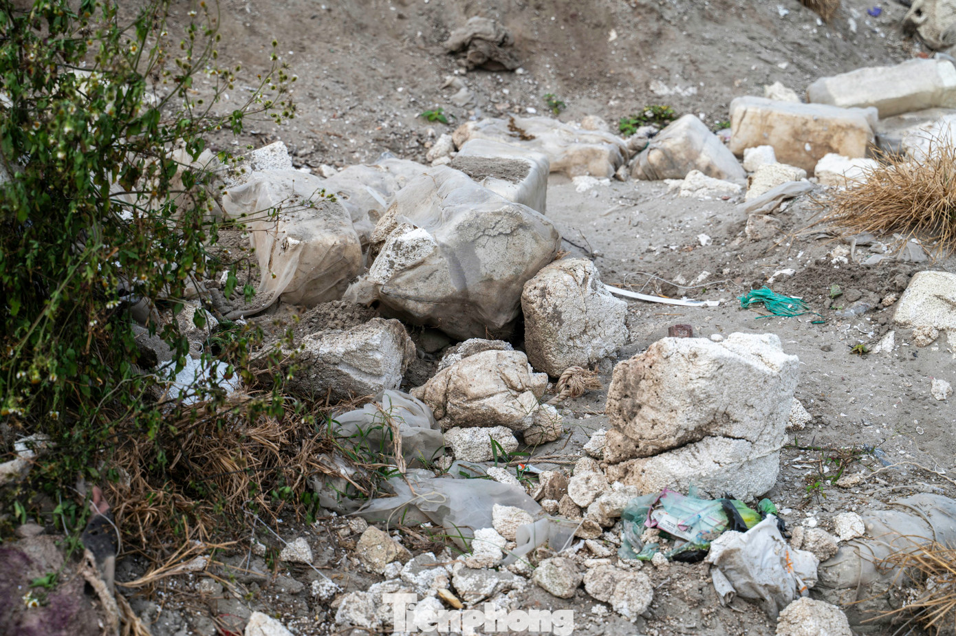 Tuy nhiên, đến thời điểm hiện tại lượng rác thải trên được chuyển đi xử lý khá ít do vướng mắc về phương tiện và kinh phí để vận chuyển, xử lý số phao xốp này.