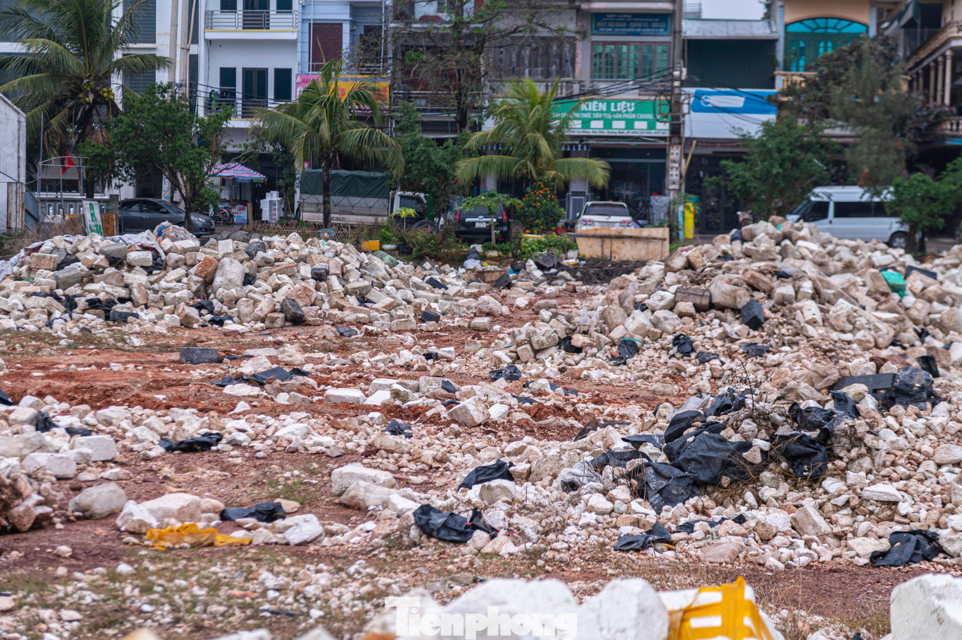 Sau thời gian dài phơi nắng mưa, những cục phao xốp bị phân rã thành từng mảnh nhỏ và trộn vào đất làm tăng nguy cơ ô nhiễm môi trường ở khu vực này. Ngoài ra, vào hôm trời gió, những hạt xốp nhỏ, nhẹ theo gió bay vào khu vực dân cư sống xung quanh.