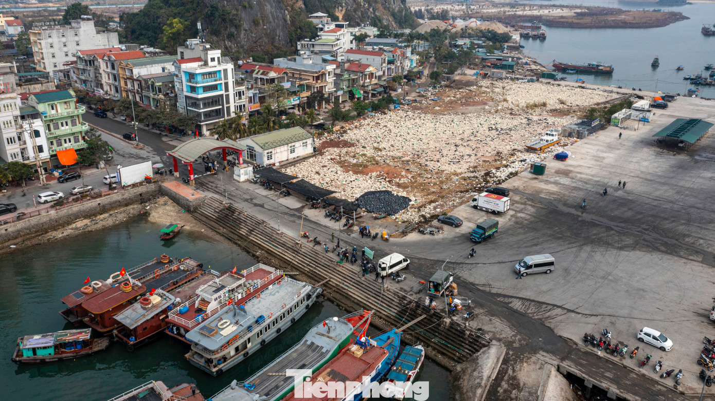 Thời gian gần đây, người dân sinh sống xung quanh cảng cá Cái Rồng, thuộc thị trấn Cái Rồng, huyện Vân Đồn, tỉnh Quảng Ninh liên tục phản ánh về tình trạng phao xốp chất đống tại khu vực bên trong khu cảng cá gây mất mỹ quan và ô nhiễm môi trường.