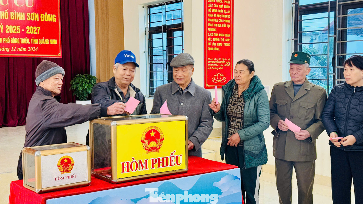 Người dân thành phố Đông Triều hân hoan đi bỏ phiếu bầu cử trưởng thôn, bản, khu phố. Ảnh: Đỗ Phương. Người dân thành phố Đông Triều hân hoan đi bỏ phiếu bầu cử trưởng thôn, bản, khu phố. Ảnh: Đỗ Phương.