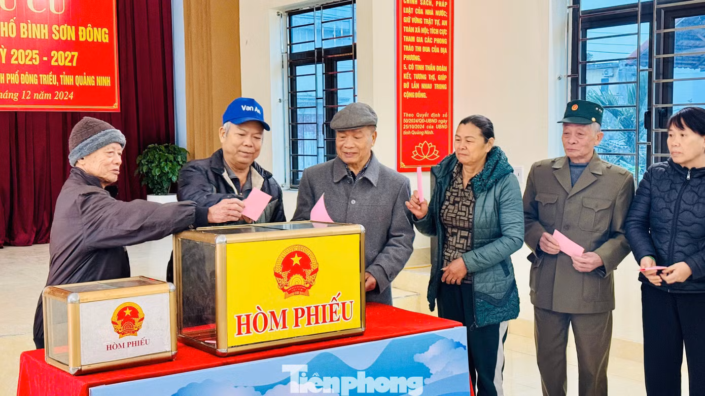 Người dân thành phố Đông Triều hân hoan đi bỏ phiếu bầu cử trưởng thôn, bản, khu phố. Ảnh: Đỗ Phương.