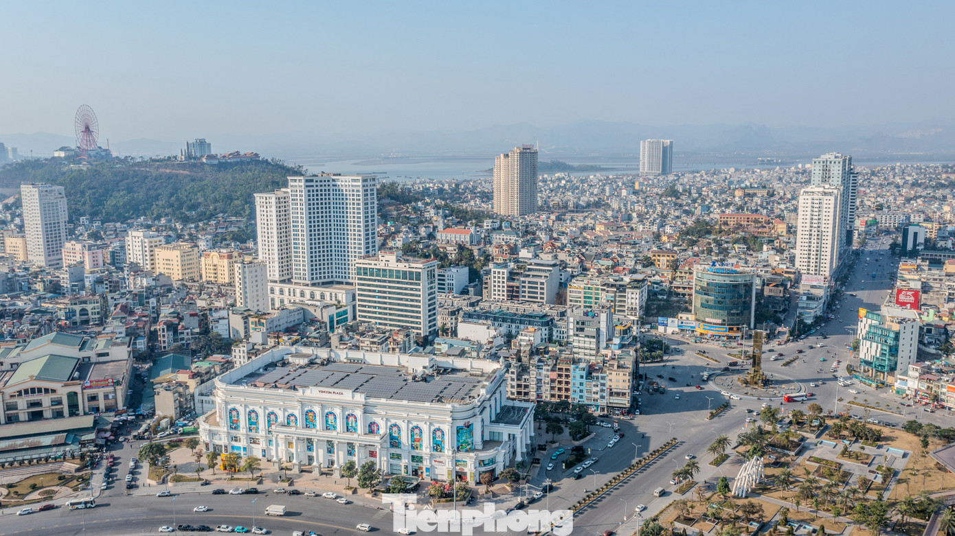 Hạ Long có tốc độ phát triển đô thị, hạ tầng nhanh dẫn đến cần quy hoạch các bãi đổ thải chất thải rắn, chất thải xây dựng theo đúng quy định. Ảnh: Quốc Nam.