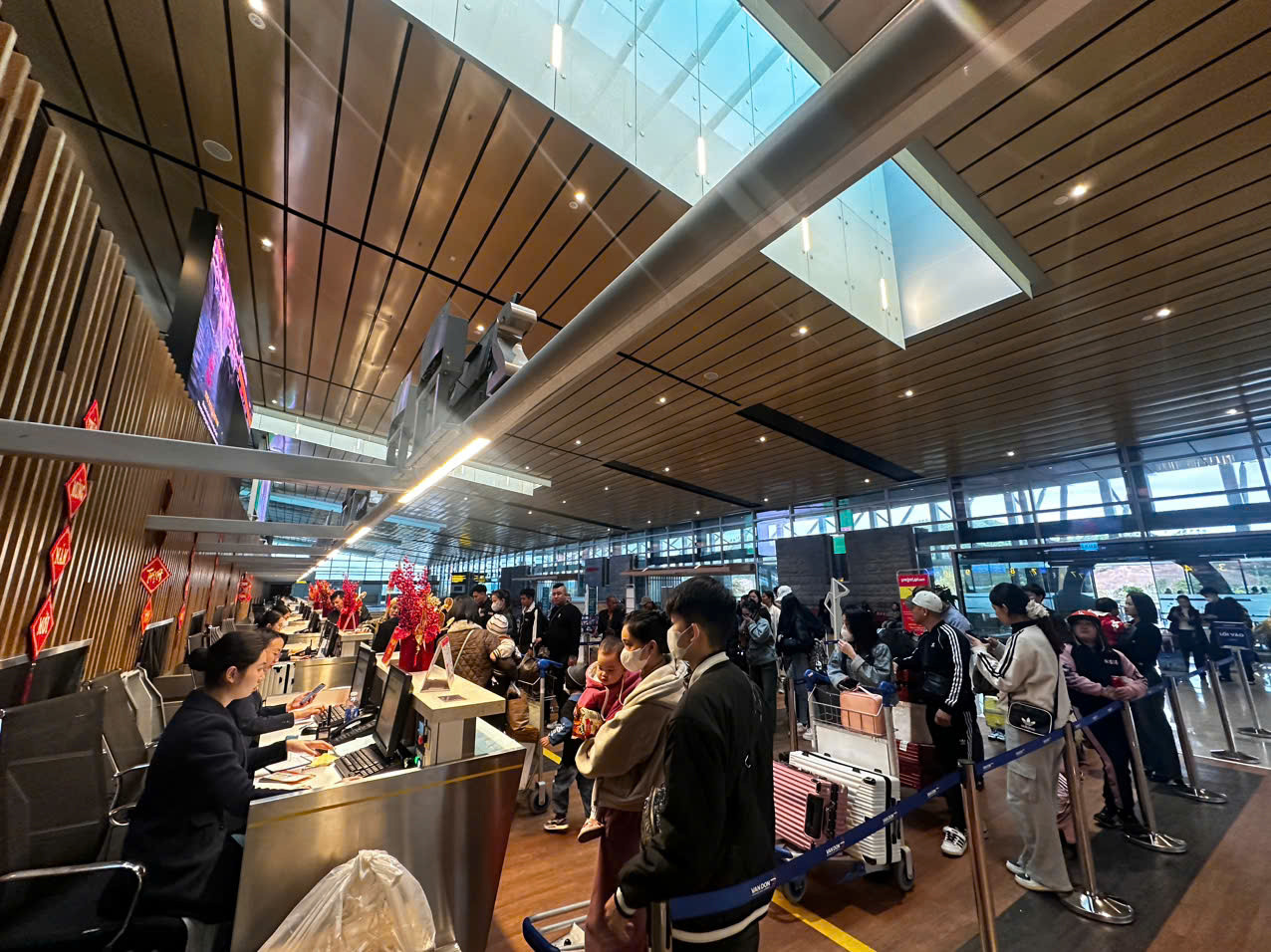 Đây là chuyến bay “xông đất” bằng đường hàng không đầu tiên tới Quảng Ninh trong năm Ất Tỵ 2025 tới sân bay này.