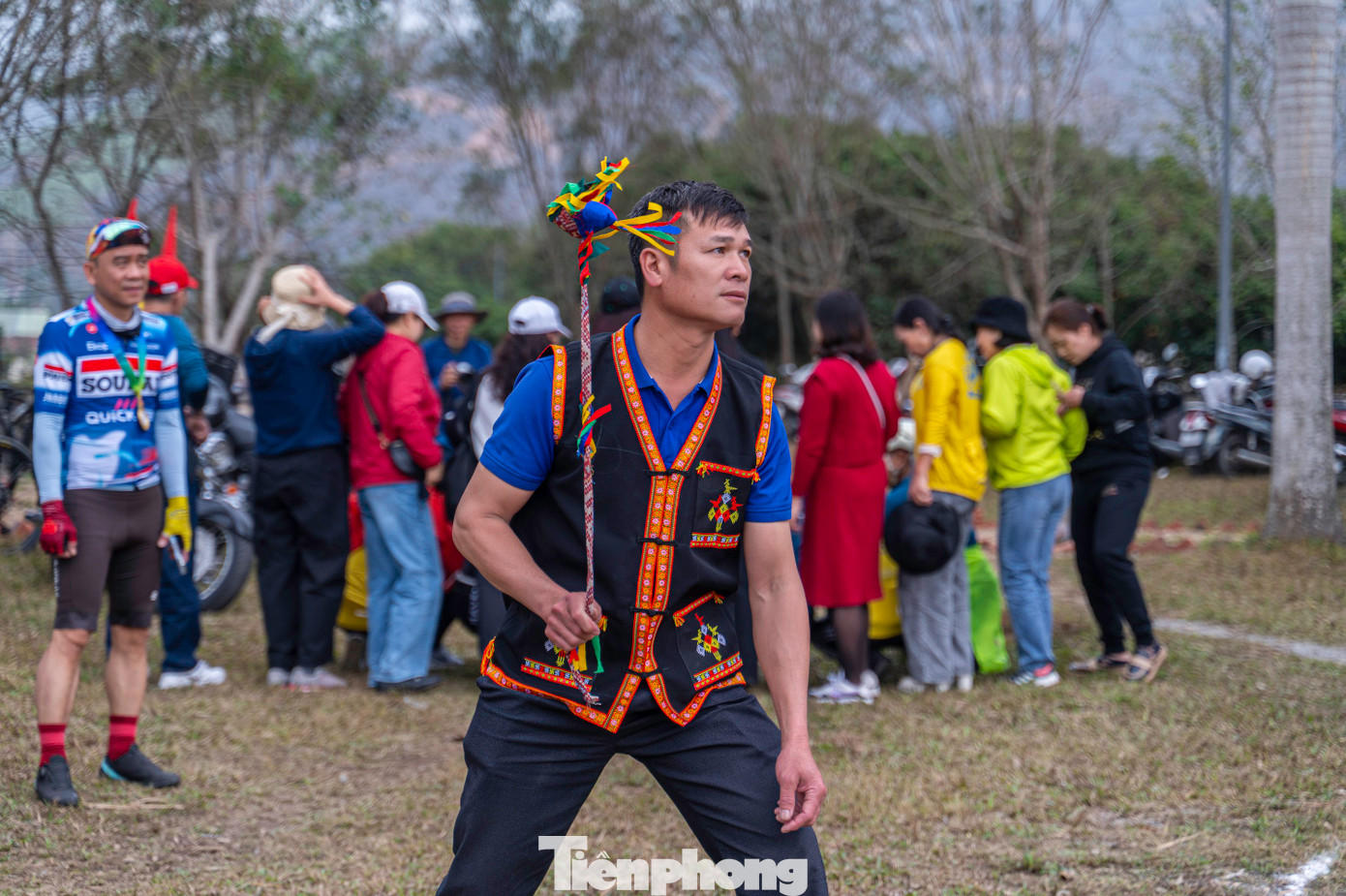Ngoài được thưởng thức các nghi thức truyền thống của đồng bào dân tộc, du khách còn được tham gia vào các hoạt động, trò chơi dân gian như nhảy sạp, ném còn, đi cầu khỉ....