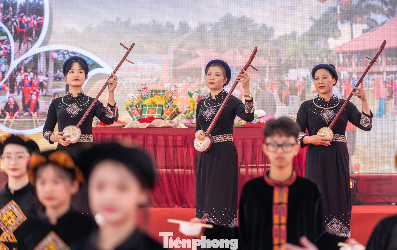 Ngoài ra, lễ hội còn có sự giao lưu văn hóa giữa các dân tộc đến từ các địa phương thuộc TP Hạ Long như Dân Chủ, Quảng La, Tân Dân, Kỳ Thượng...