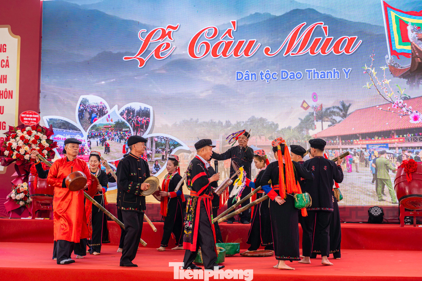 Trong khuôn khổ hội làng còn tái hiện lại một số lễ hội truyền thống đặc thù của người Dao Thanh Y và người Tày như Lễ mừng cơm mới, Lễ cấp sắc, Lễ cầu mùa....