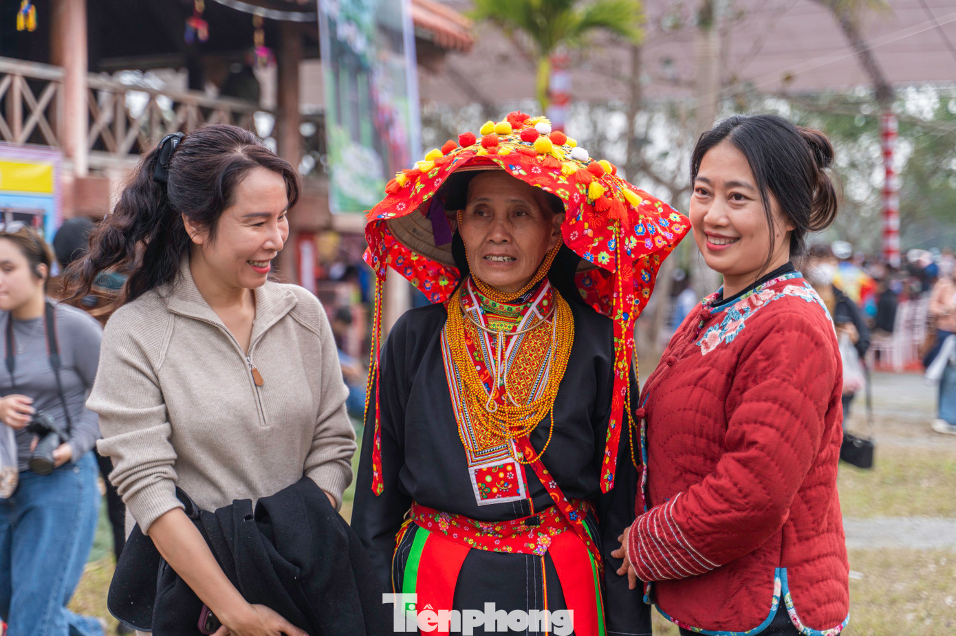 "Rất thú vị và đầy sắc màu. Đây là lần đầu tôi được hòa mình vào lễ hội đầy bản sắc dân tộc của người dân thành phố Hạ Long. Tôi được tham gia thêu trang phục truyền thống, gói bánh chưng và thưởng thức các sản vật tại địa phương", nhóm nữ du khách chia sẻ.
