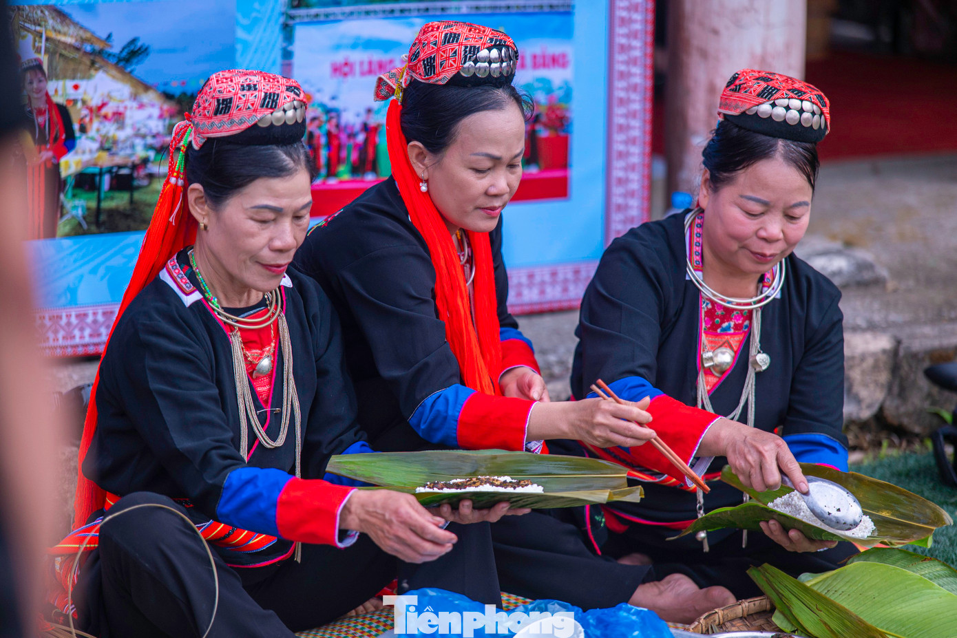 Đến với lễ hội, nhân dân và du khách được hòa mình vào một không gian văn hóa mang đậm bản sắc của đồng bào các dân tộc thiểu số của thành phố Hạ Long.