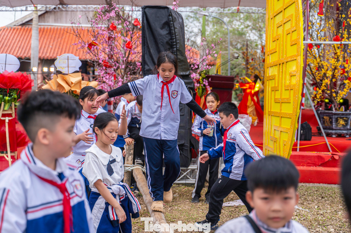 Ngoài được thưởng thức các nghi thức truyền thống của đồng bào dân tộc, du khách còn được tham gia vào các hoạt động, trò chơi dân gian như nhảy sạp, ném còn, đi cầu khỉ....