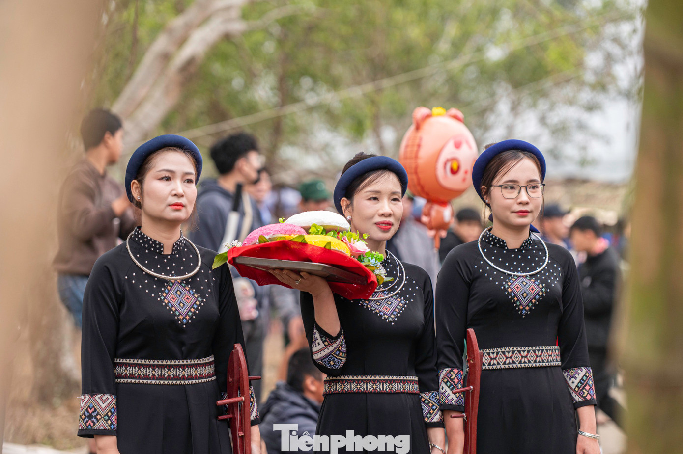 Ngoài ra, lễ hội còn có sự giao lưu văn hóa giữa các dân tộc đến từ các địa phương thuộc TP Hạ Long như Dân Chủ, Quảng La, Tân Dân, Kỳ Thượng...