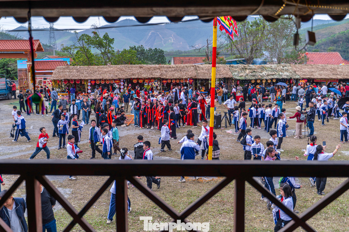 Ông Nguyễn Ngọc Sơn, Phó Chủ tịch UBND thành phố Hạ Long, cho biết thành phố xác định phải có thêm những sản phẩm du lịch. "Với những văn hóa phi vật thể mới được công nhận, năm 2026 chúng tôi sẽ nâng cấp lên để kéo dài thời gian du khách đến với Hạ Long và sẽ xây dựng ngày hội làng Bằng Cả thực sự là ngày hội lớn của các dân tộc khu vực phía Bắc của thành phố để thu hút khách du lịch, nhất là khách quốc tế.”, ông Sơn chia sẻ.