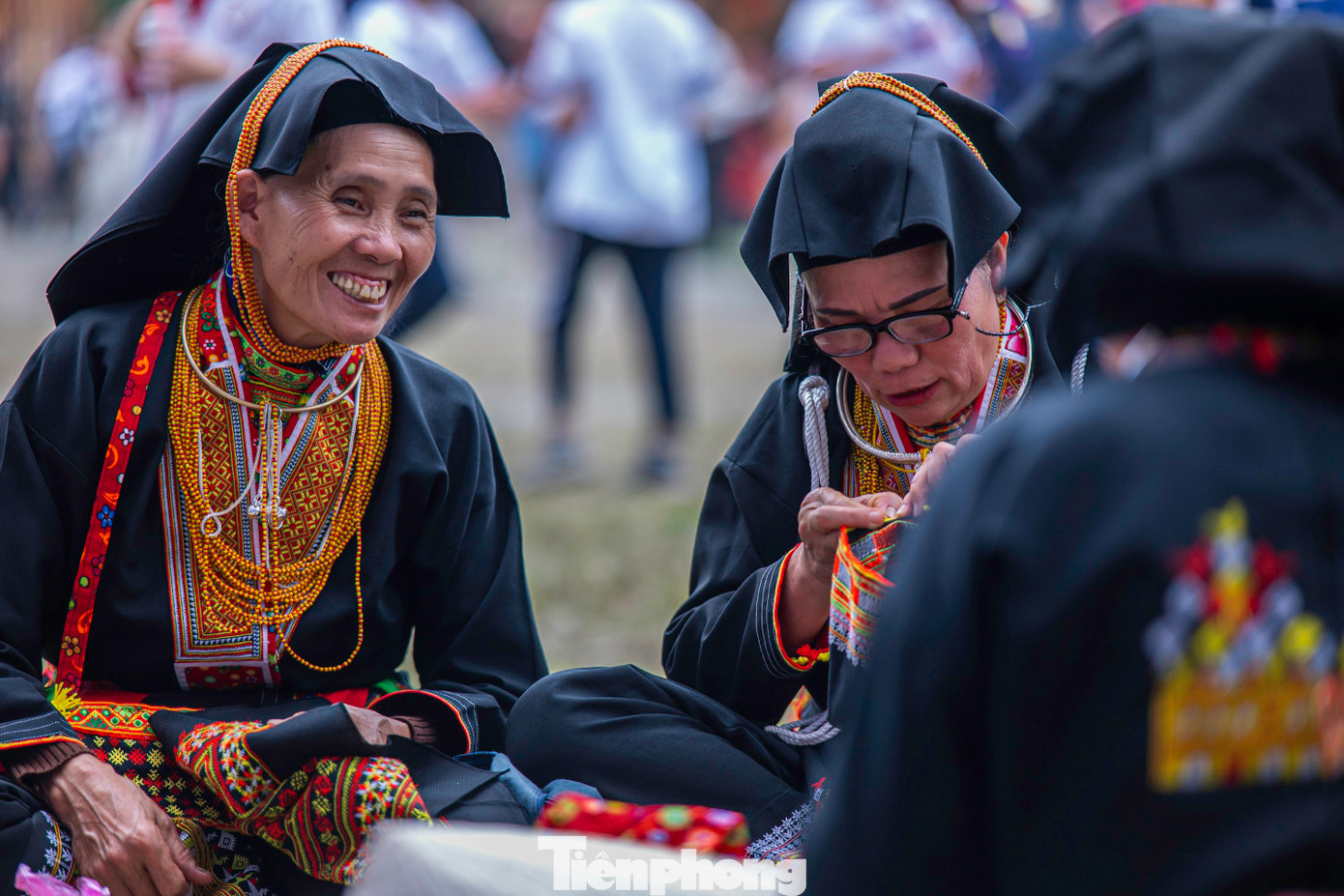 Bà Lý Thị Hà, người Dao xã Bằng Cả, cho biết Lễ hội làng Bằng Cả là ngày hội lớn và quan trọng nhất của người dân tộc Dao Thanh Y, ngày này những người già trong làng lại mang khăn, áo ra nhà văn hóa để thêu thùa. "Tôi và người dân rất vinh dự, phấn khởi và cố gắng giữ gìn bản sắc văn hóa dân tộc nhất là giữ gìn trang phục, tham gia các lễ hội cấp sắc và hội làng", bà Hà chia sẻ.