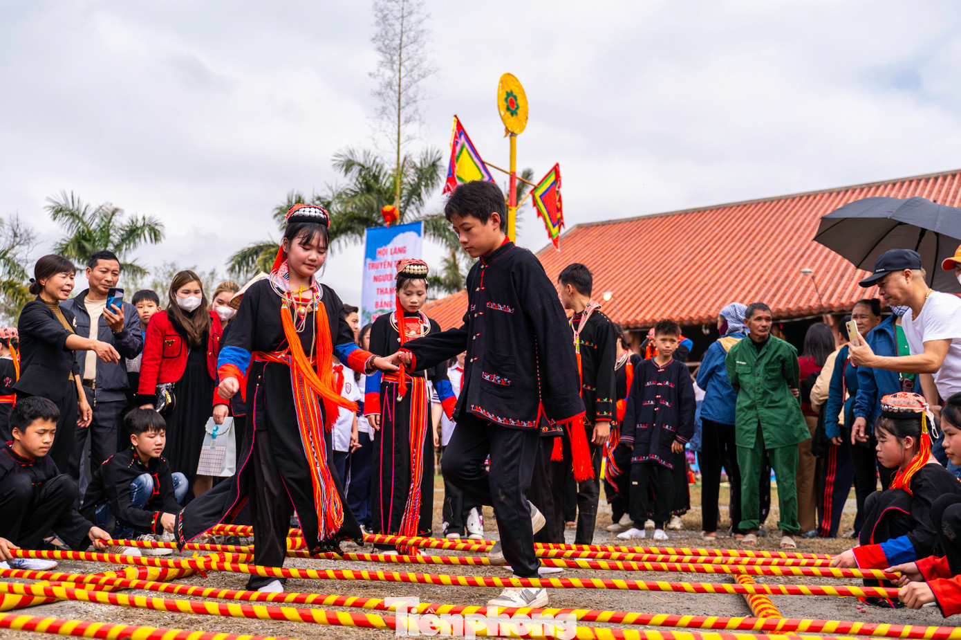 Ngoài được thưởng thức các nghi thức truyền thống của đồng bào dân tộc, du khách còn được tham gia vào các hoạt động, trò chơi dân gian như nhảy sạp, ném còn, đi cầu khỉ....