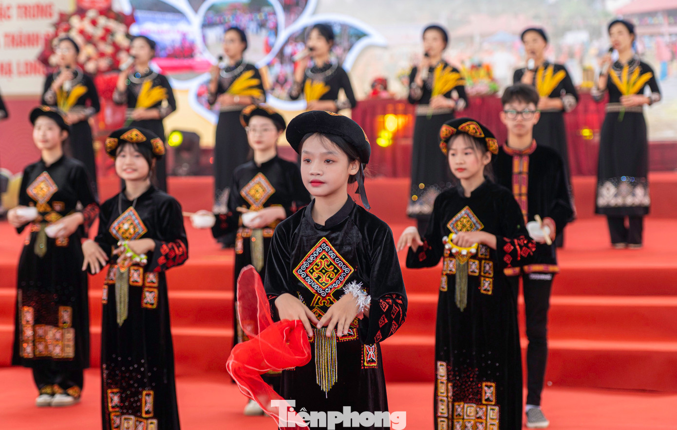 Ngoài ra, lễ hội còn có sự giao lưu văn hóa giữa các dân tộc đến từ các địa phương thuộc TP Hạ Long như Dân Chủ, Quảng La, Tân Dân, Kỳ Thượng...