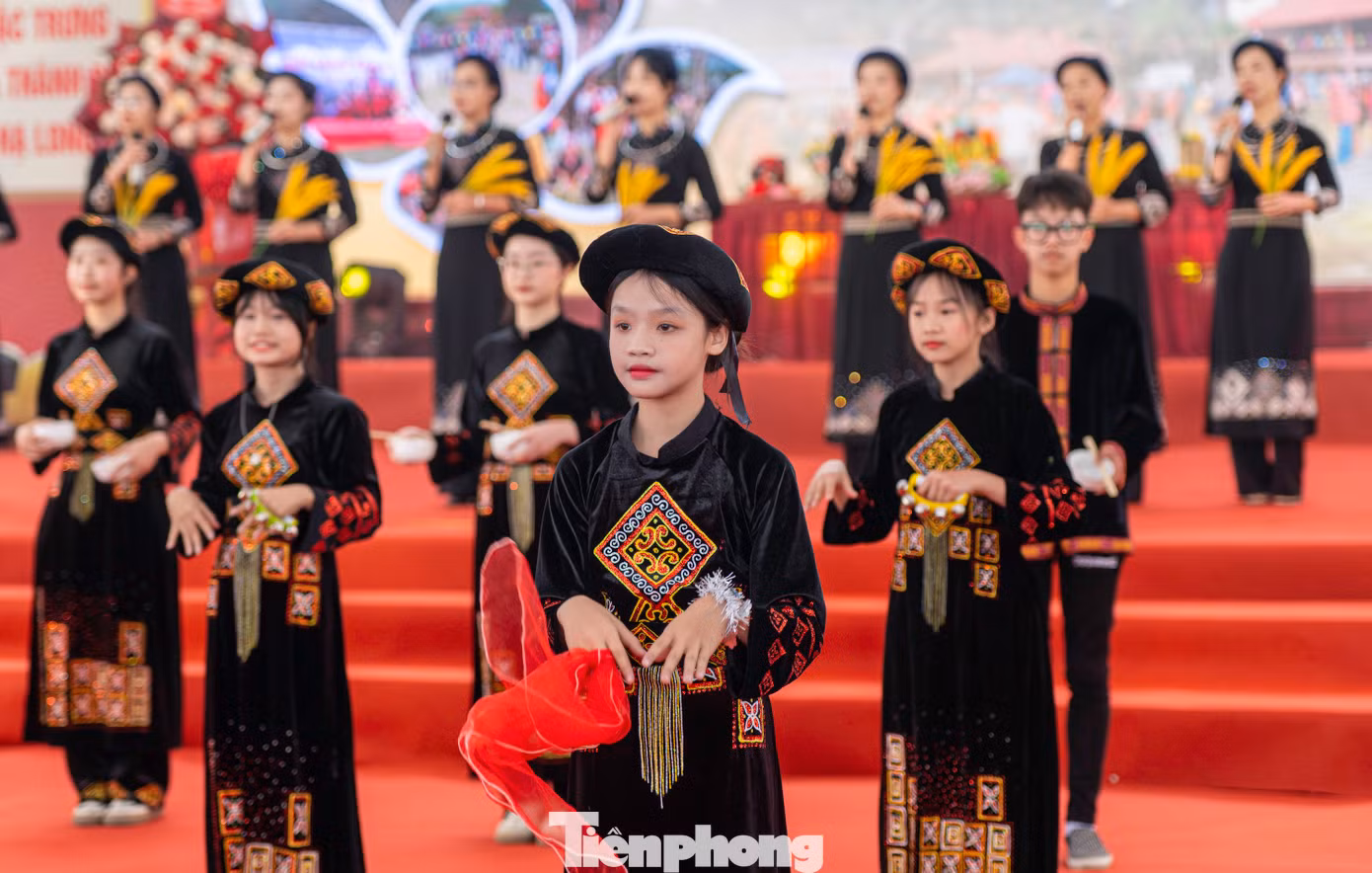 Ngoài ra, lễ hội còn có sự giao lưu văn hóa giữa các dân tộc đến từ các địa phương thuộc TP Hạ Long như Dân Chủ, Quảng La, Tân Dân, Kỳ Thượng...