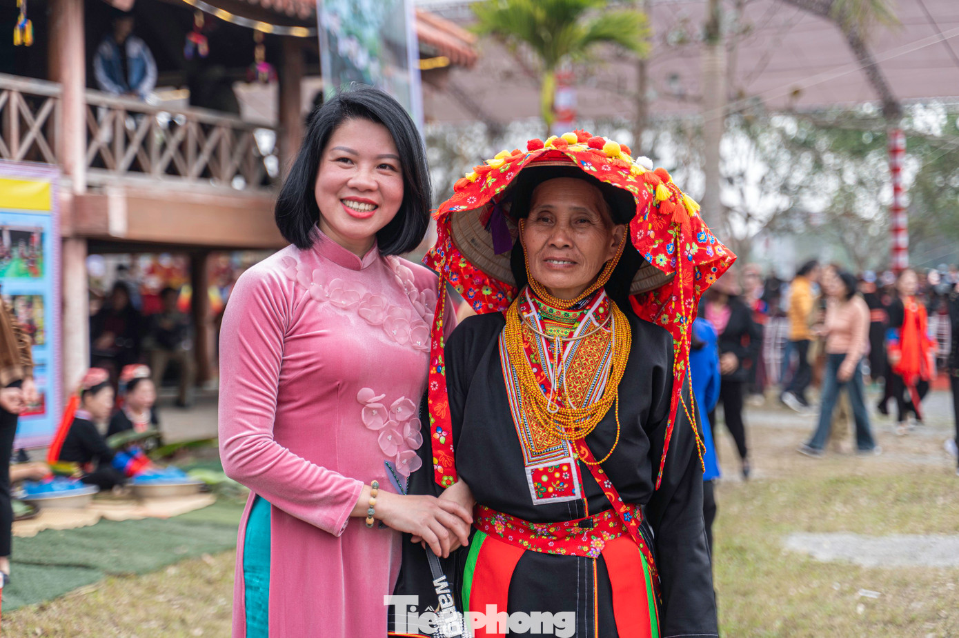 "Rất thú vị và đầy sắc màu. Đây là lần đầu tôi được hòa mình vào lễ hội đầy bản sắc dân tộc của người dân thành phố Hạ Long. Tôi được tham gia thêu trang phục truyền thống, gói bánh chưng và thưởng thức các sản vật tại địa phương", nhóm nữ du khách chia sẻ.
