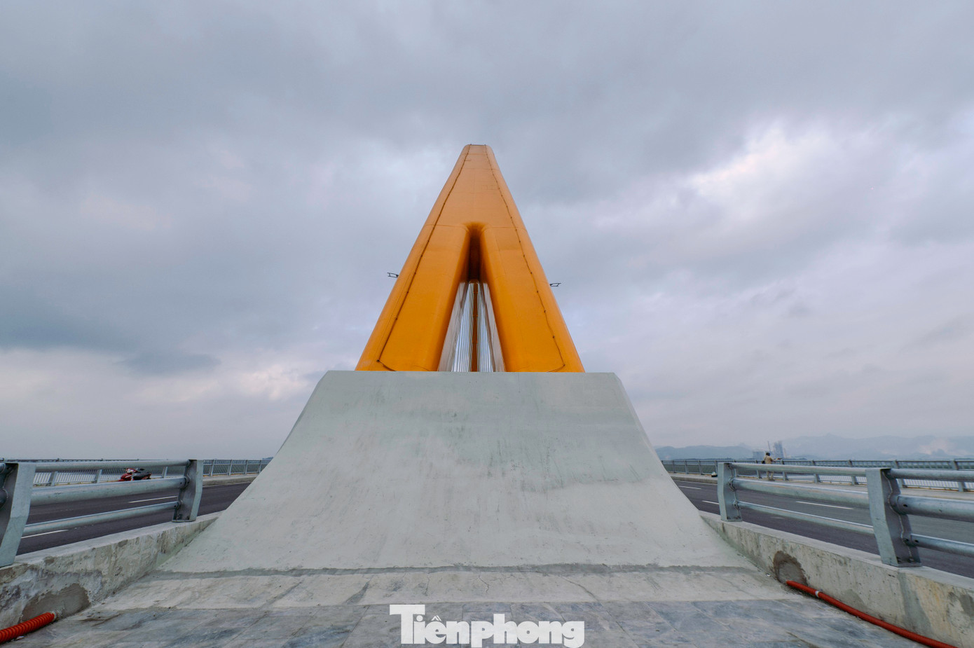 Cầu gồm 6 làn xe cơ giới, cầu chính bắc qua sông được xây dựng vòm thép cùng với hệ thống điện trang trí, chiếu sáng đồng bộ, hiện đại.