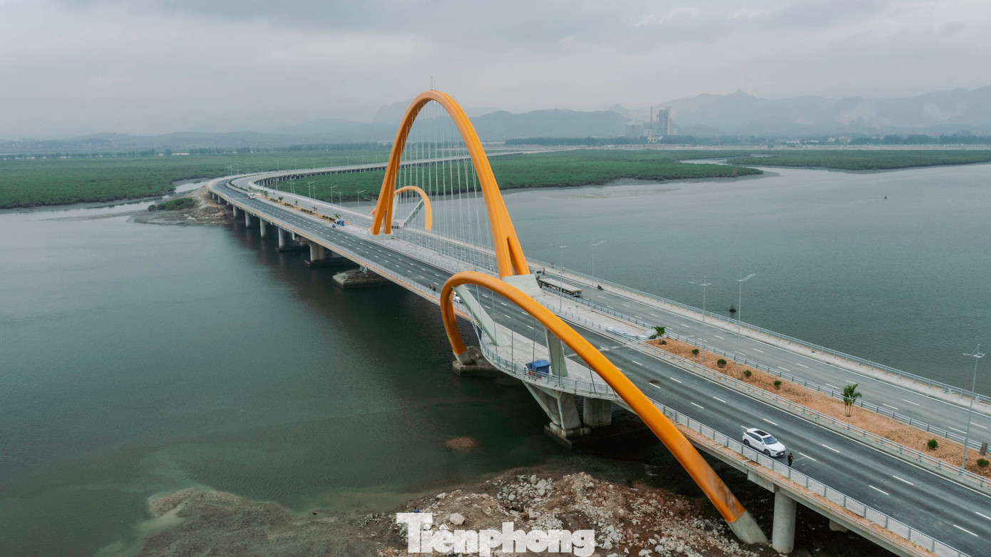Cầu Bình Minh (Cửa Lục 3) dài hơn 2,6km với điểm đầu đấu nối tuyến đường trục chính Khu đô thị FLC tại phường Hà Khánh, điểm cuối giao với đường 279, thuộc địa phận xã Thống Nhất, TP.Hạ Long, tỉnh Quảng Ninh.