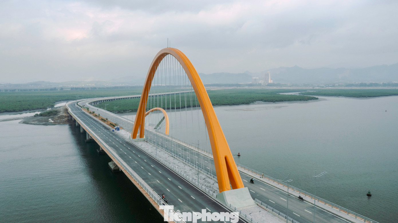 Thời điểm khánh thành, đây là cầu đầu tiên của tỉnh với 6 làn xe cơ giới, kết cấu 1 vòm thép, hai bên cầu có vỉa hè cho người đi bộ, có sàn vọng cảnh và bồn hoa tạo cảnh quan du lịch