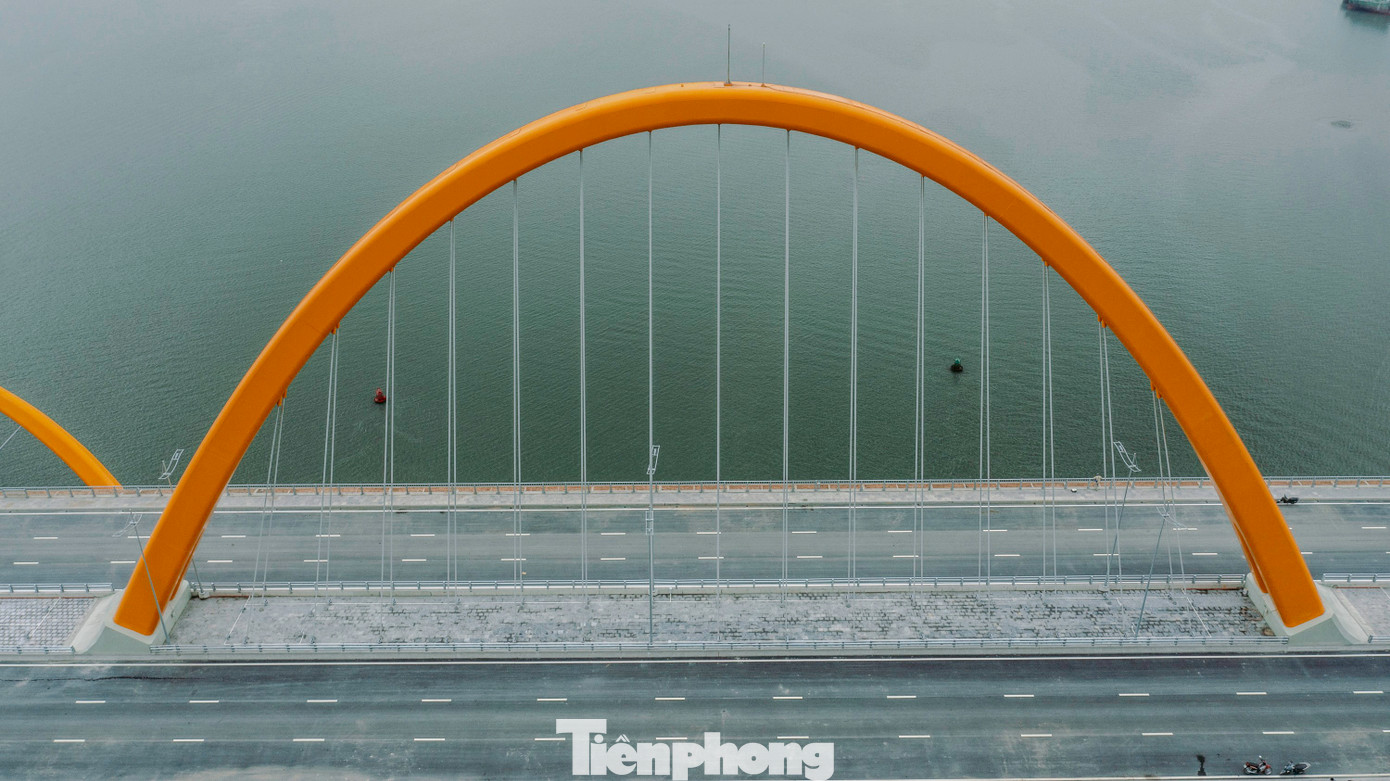 Thời điểm khánh thành, đây là cầu đầu tiên của tỉnh với 6 làn xe cơ giới, kết cấu 1 vòm thép, hai bên cầu có vỉa hè cho người đi bộ, có sàn vọng cảnh và bồn hoa tạo cảnh quan du lịch