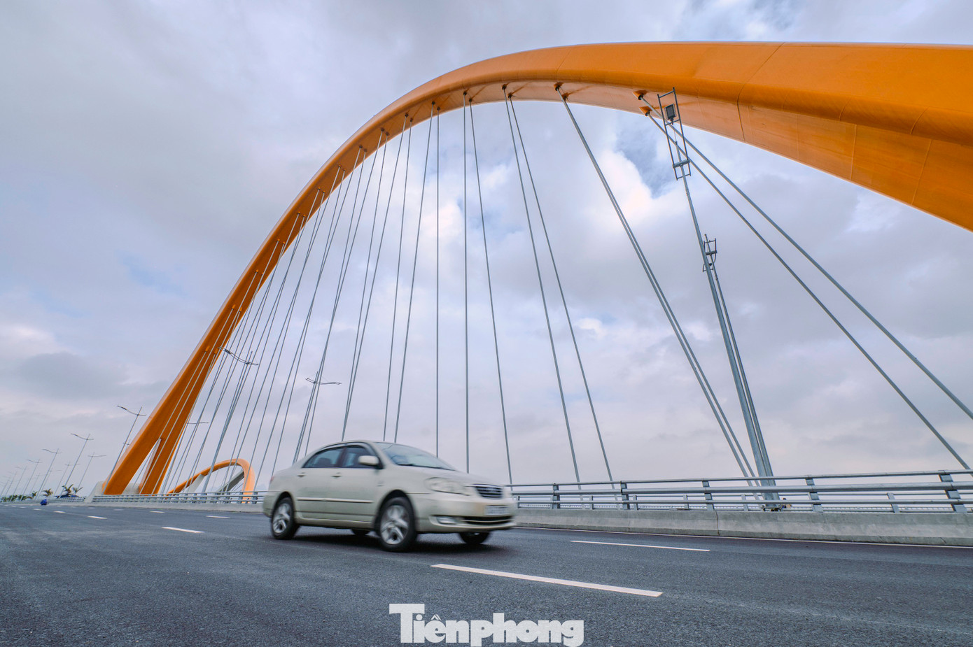 Cầu gồm 6 làn xe cơ giới, cầu chính bắc qua sông được xây dựng vòm thép cùng với hệ thống điện trang trí, chiếu sáng đồng bộ, hiện đại.