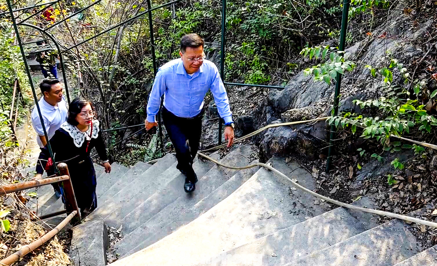 Ông Nguyễn Việt Dũng - Giám đốc Sở VHTT&DL tỉnh Quảng Ninh trực tiếp đi kiểm tra những phản ánh mà Tiền Phong đã nêu. Ông Nguyễn Việt Dũng - Giám đốc Sở VHTT&DL tỉnh Quảng Ninh trực tiếp đi kiểm tra những phản ánh mà Tiền Phong đã nêu.