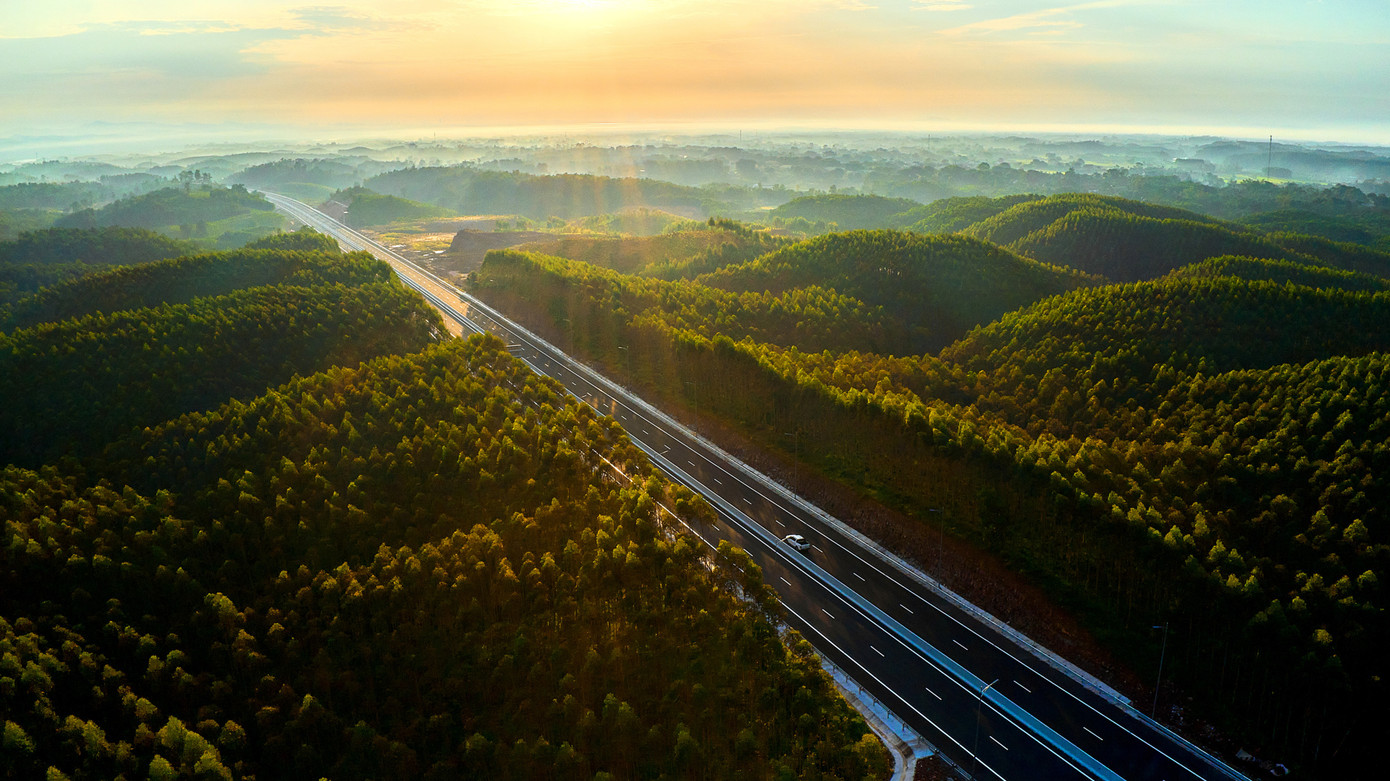 Đặc khu Vân Đồn còn sở hữu hạ tầng giao thông phát triển khi hội tụ cả đường bộ với cao tốc Hải Phòng - Móng Cái, đường hàng không với sân bay Vân Đồn giúp kết nối giao thông giữa đặc khu Vân Đồn với các địa phương trong cả nước và quốc tế.