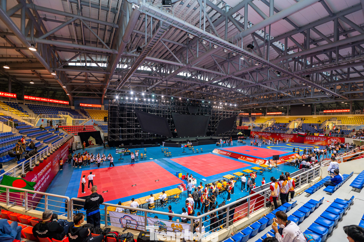 Phía bên trong nhà thi đấu có sức chứa 5.000 người, một sân khấu lớn được dựng lên để tổ chức lễ khai mạc giải.